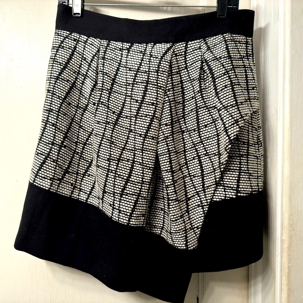 Banana Republic Black/White Wrap Crossover Skirt with Pockets - Size 10